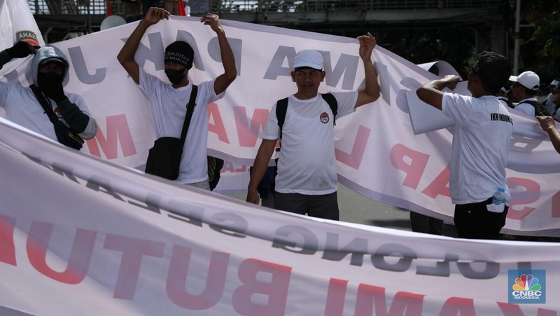 Ratusan buruh tekstil melakukan longmarch dari IRTI menuju Patung Kuda Jakarta, Kamis (27/6/2024). Massa yang tergabung dalam aliansi IKM & Pekerja Tekstil Indonesia menuntut tanggung jawab atas badai pemutusan hubungan kerja (PHK) di sejumlah industri tekstil dan produk tekstil (TPT) yang marak belakangan ini. (CNBC Indonesia/Tri Susilo)