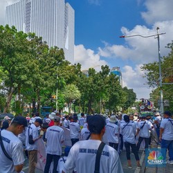 Pabrik Tekstil Berguguran Picu Tsunami PHK, Massa Buruh Turun ke Jalan
