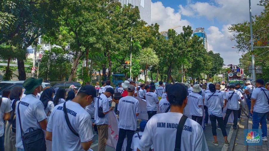 Ribuan buruh tekstil melakukan longmarch dari IRTI menuju Patung Kuda Jakarta, Kamis (27/6/2024). Massa yang tergabung dalam aliansi IKM & Pekerja Tekstil Indonesia menuntut tanggung jawab atas badai pemutusan hubungan kerja (PHK) di sejumlah industri tekstil dan produk tekstil (TPT) yang marak belakangan ini. (CNBC Indonesia/Martyasari Rizky)