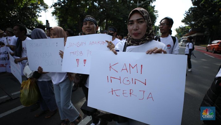 Ratusan buruh tekstil melakukan longmarch dari IRTI menuju Patung Kuda Jakarta, Kamis (27/6/2024). Massa yang tergabung dalam aliansi IKM & Pekerja Tekstil Indonesia menuntut tanggung jawab atas badai pemutusan hubungan kerja (PHK) di sejumlah industri tekstil dan produk tekstil (TPT) yang marak belakangan ini. (CNBC Indonesia/Tri Susilo)