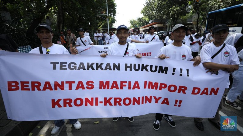 Ratusan buruh tekstil melakukan longmarch dari IRTI menuju Patung Kuda Jakarta, Kamis (27/6/2024). Massa yang tergabung dalam aliansi IKM & Pekerja Tekstil Indonesia menuntut tanggung jawab atas badai pemutusan hubungan kerja (PHK) di sejumlah industri tekstil dan produk tekstil (TPT) yang marak belakangan ini. (CNBC Indonesia/Tri Susilo)