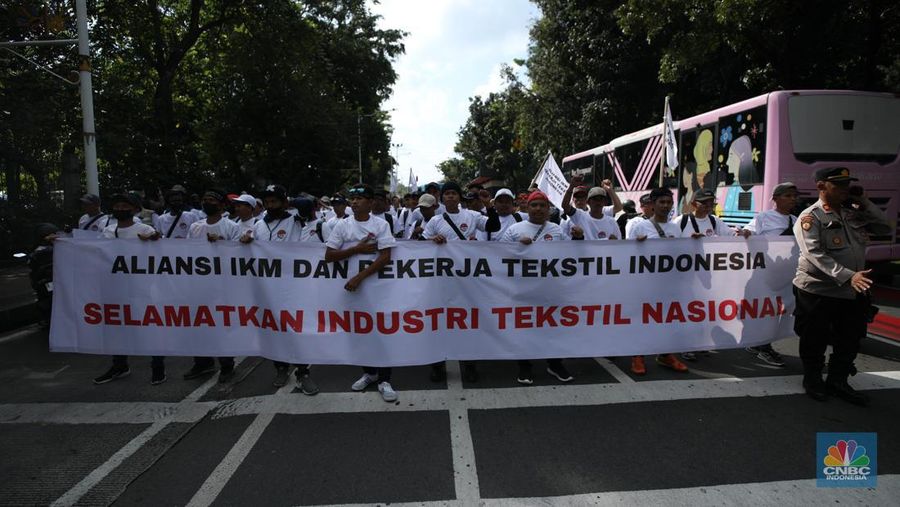 Ratusan buruh tekstil melakukan longmarch dari IRTI menuju Patung Kuda Jakarta, Kamis (27/6/2024). Massa yang tergabung dalam aliansi IKM & Pekerja Tekstil Indonesia menuntut tanggung jawab atas badai pemutusan hubungan kerja (PHK) di sejumlah industri tekstil dan produk tekstil (TPT) yang marak belakangan ini. (²©²ÊÍøÕ¾/Tri Susilo)