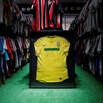 Pria Ini Pecahkan Rekor Koleksi Jersey Sepakbola Terbanyak di Dunia