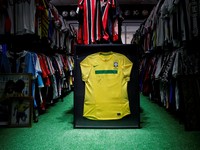 Pria Ini Pecahkan Rekor Koleksi Jersey Sepakbola Terbanyak di Dunia