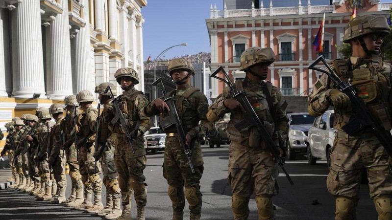 Anggota militer Bolivia berkumpul di samping kendaraan militer ketika Presiden Luis Arce 