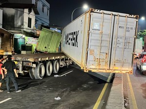 Sopir Mengantuk, Truk Seruduk Xpander hingga Rumah Makan di Bekasi