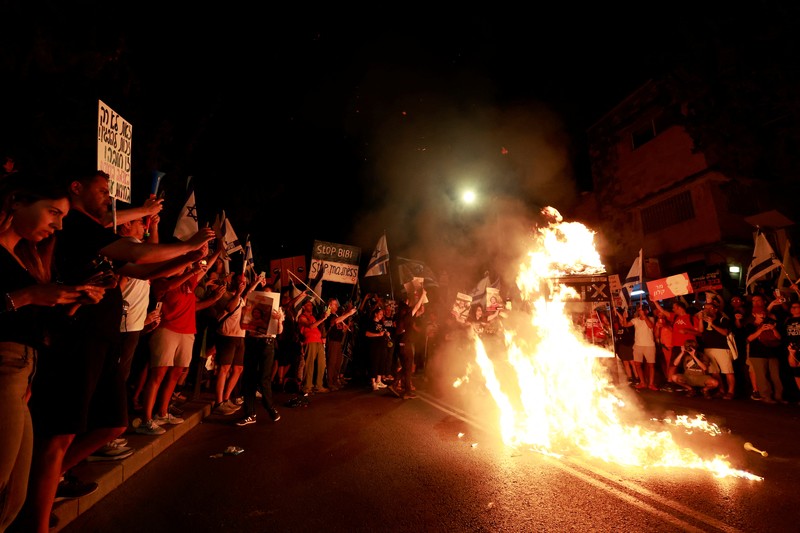 Orang-orang berdemonstrasi ketika kelompok protes Israel melancarkan hari pemogokan dan perlawanan di tengah konflik Israel-Hamas, di Yerusalem 27 Juni 2024. (REUTERS/Ammar Awad)