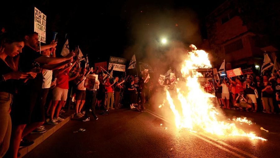 Orang-orang berdemonstrasi ketika kelompok protes Israel melancarkan hari pemogokan dan perlawanan di tengah konflik Israel-Hamas, di Yerusalem 27 Juni 2024. (REUTERS/Ammar Awad)