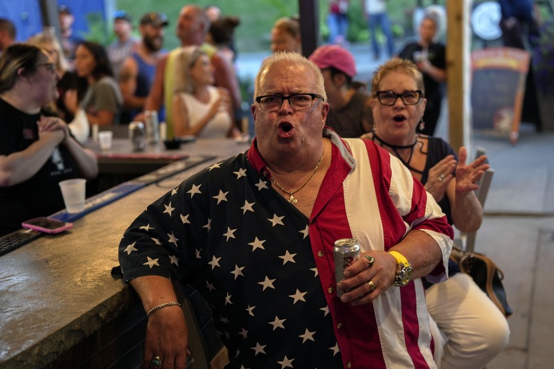 Orang-orang menghadiri pesta debat presiden AS pertama yang diselenggarakan oleh CNN di Atlanta, di Union Pub di Capitol Hill di Washington, AS, 27 Juni 2024. Orang-orang menghadiri pesta debat presiden AS pertama yang diselenggarakan oleh CNN di Atlanta, di Union Pub di Capitol Hill di Washington, AS, 27 Juni 2024. (REUTERS/Nathan Howard)