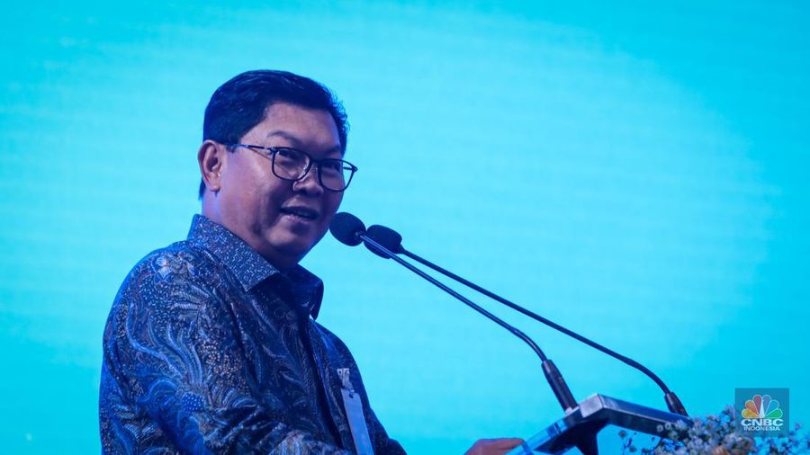 Founder & Chairman CT Corp, Chairul Tanjung (kiri) dan Direktur Utama Bank Mandiri, Darmawan Junaidi (kanan) saat penandatanganan penandatanganan MoU Layanan Transaksi Perbankan CT Corp dan Bank Mandiri di Plaza Mandiri, Jakarta, Jumat (28/6/2024). (CNBC Indonesia/Faisal Rahman)