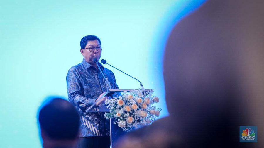 Founder & Chairman CT Corp, Chairul Tanjung (kiri) dan Direktur Utama Bank Mandiri, Darmawan Junaidi (kanan) saat penandatanganan penandatanganan MoU Layanan Transaksi Perbankan CT Corp dan Bank Mandiri di Plaza Mandiri, Jakarta, Jumat (28/6/2024). (CNBC Indonesia/Faisal Rahman)