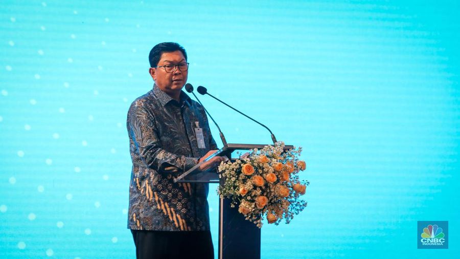 Direktur Utama Bank Mandiri, Darmawan Junaidi menyampaikan pemaparan saat acara MoU CT Corp dan Bank Mandiri di Plaza Mandiri, Jakarta, Jumat (28/6/2024). (CNBC Indonesia/Faisal Rahman)
