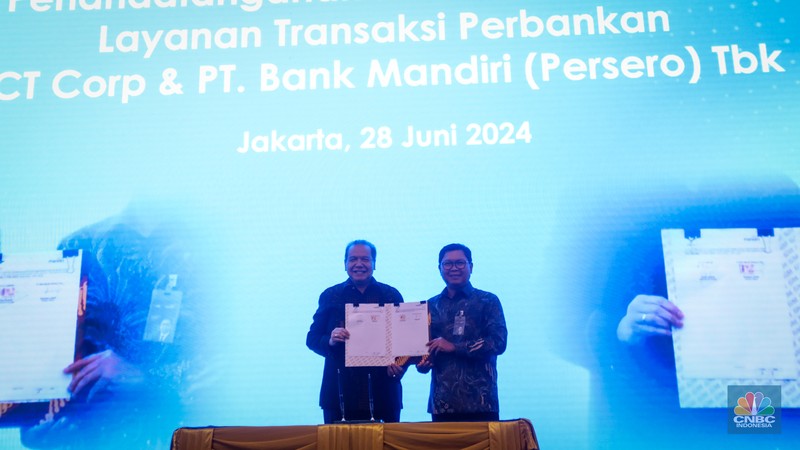 Founder & Chairman CT Corp, Chairul Tanjung (kiri) dan Direktur Utama Bank Mandiri, Darmawan Junaidi (kanan) saat penandatanganan penandatanganan MoU Layanan Transaksi Perbankan CT Corp dan Bank Mandiri di Plaza Mandiri, Jakarta, Jumat (28/6/2024). (CNBC Indonesia/Faisal Rahman) Founder & Chairman CT Corp, Chairul Tanjung (kiri) dan Direktur Utama Bank Mandiri, Darmawan Junaidi (kanan) saat penandatanganan penandatanganan MoU Layanan Transaksi Perbankan CT Corp dan Bank Mandiri di Plaza Mandiri, Jakarta, Jumat (28/6/2024). (CNBC Indonesia/Faisal Rahman)