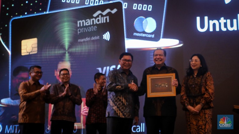Founder & Chairman CT Corp, Chairul Tanjung (kiri) dan Direktur Utama Bank Mandiri, Darmawan Junaidi (kanan) saat penandatanganan penandatanganan MoU Layanan Transaksi Perbankan CT Corp dan Bank Mandiri di Plaza Mandiri, Jakarta, Jumat (28/6/2024). (CNBC Indonesia/Faisal Rahman) Founder & Chairman CT Corp, Chairul Tanjung (kiri) dan Direktur Utama Bank Mandiri, Darmawan Junaidi (kanan) saat penandatanganan penandatanganan MoU Layanan Transaksi Perbankan CT Corp dan Bank Mandiri di Plaza Mandiri, Jakarta, Jumat (28/6/2024). (CNBC Indonesia/Faisal Rahman)