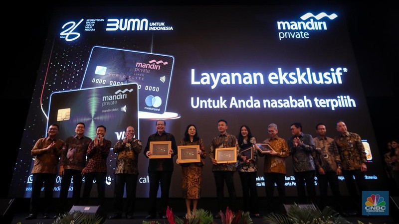 Founder & Chairman CT Corp, Chairul Tanjung (kiri) dan Direktur Utama Bank Mandiri, Darmawan Junaidi (kanan) saat penandatanganan penandatanganan MoU Layanan Transaksi Perbankan CT Corp dan Bank Mandiri di Plaza Mandiri, Jakarta, Jumat (28/6/2024). (CNBC Indonesia/Faisal Rahman)