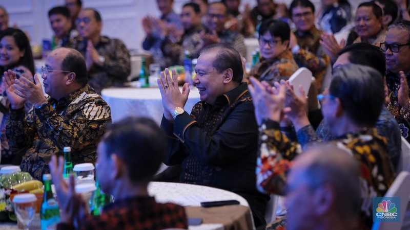Founder & Chairman CT Corp, Chairul Tanjung (kiri) dan Direktur Utama Bank Mandiri, Darmawan Junaidi (kanan) saat penandatanganan penandatanganan MoU Layanan Transaksi Perbankan CT Corp dan Bank Mandiri di Plaza Mandiri, Jakarta, Jumat (28/6/2024). (CNBC Indonesia/Faisal Rahman) Founder & Chairman CT Corp, Chairul Tanjung (kiri) dan Direktur Utama Bank Mandiri, Darmawan Junaidi (kanan) saat penandatanganan penandatanganan MoU Layanan Transaksi Perbankan CT Corp dan Bank Mandiri di Plaza Mandiri, Jakarta, Jumat (28/6/2024). (CNBC Indonesia/Faisal Rahman)