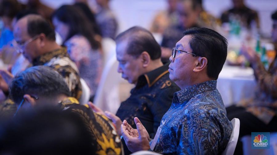 Founder & Chairman CT Corp, Chairul Tanjung (kiri) dan Direktur Utama Bank Mandiri, Darmawan Junaidi (kanan) saat penandatanganan penandatanganan MoU Layanan Transaksi Perbankan CT Corp dan Bank Mandiri di Plaza Mandiri, Jakarta, Jumat (28/6/2024). Dua Grup Korporasi besar di Indonesia, PT CT Corpora dan PT Bank Mandiri (Persero) Tbk menjalin kerja sama strategis untuk memaksimalkan ekosistem bisnis lewat dukungan layanan perbankan yang sophisticated. (CNBC Indonesia/Faisal Rahman)