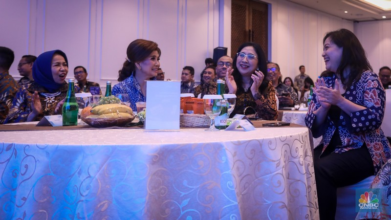 Founder & Chairman CT Corp, Chairul Tanjung (kiri) dan Direktur Utama Bank Mandiri, Darmawan Junaidi (kanan) saat penandatanganan penandatanganan MoU Layanan Transaksi Perbankan CT Corp dan Bank Mandiri di Plaza Mandiri, Jakarta, Jumat (28/6/2024). (CNBC Indonesia/Faisal Rahman)