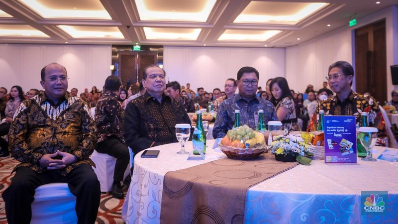 Founder & Chairman CT Corp, Chairul Tanjung (kiri) dan Direktur Utama Bank Mandiri, Darmawan Junaidi (kanan) saat penandatanganan penandatanganan MoU Layanan Transaksi Perbankan CT Corp dan Bank Mandiri di Plaza Mandiri, Jakarta, Jumat (28/6/2024). (CNBC Indonesia/Faisal Rahman)