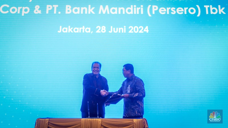 Founder & Chairman CT Corp, Chairul Tanjung (kiri) dan Direktur Utama Bank Mandiri, Darmawan Junaidi (kanan) saat penandatanganan penandatanganan MoU Layanan Transaksi Perbankan CT Corp dan Bank Mandiri di Plaza Mandiri, Jakarta, Jumat (28/6/2024). (CNBC Indonesia/Faisal Rahman) Founder & Chairman CT Corp, Chairul Tanjung (kiri) dan Direktur Utama Bank Mandiri, Darmawan Junaidi (kanan) saat penandatanganan penandatanganan MoU Layanan Transaksi Perbankan CT Corp dan Bank Mandiri di Plaza Mandiri, Jakarta, Jumat (28/6/2024). (CNBC Indonesia/Faisal Rahman)