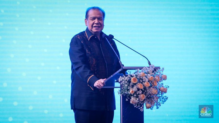 Founder & Chairman CT Corp, Chairul Tanjung menyampaikan pemaparan saat acara MoU CT Corp dan Bank Mandiri di Plaza Mandiri, Jakarta, Jumat (28/6/2024). (CNBC Indonesia/Faisal Rahman)