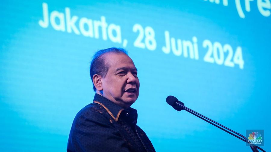Founder & Chairman CT Corp, Chairul Tanjung (kiri) dan Direktur Utama Bank Mandiri, Darmawan Junaidi (kanan) saat penandatanganan penandatanganan MoU Layanan Transaksi Perbankan CT Corp dan Bank Mandiri di Plaza Mandiri, Jakarta, Jumat (28/6/2024). (CNBC Indonesia/Faisal Rahman)