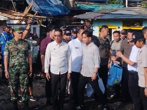 Heru Budi Ditemani Gibran Tinjau Kali Semongol Jakbar, Bagi Susu-Sembako