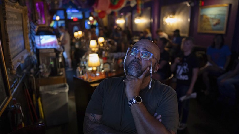 Orang-orang menghadiri pesta debat presiden AS pertama yang diselenggarakan oleh CNN di Atlanta, di Union Pub di Capitol Hill di Washington, AS, 27 Juni 2024. (REUTERS/Nathan Howard)