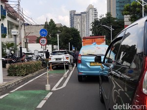 Parkir Liar di Senopati Kambuhan, Pelanggar Disanksi Cabut Pentil-Tilang