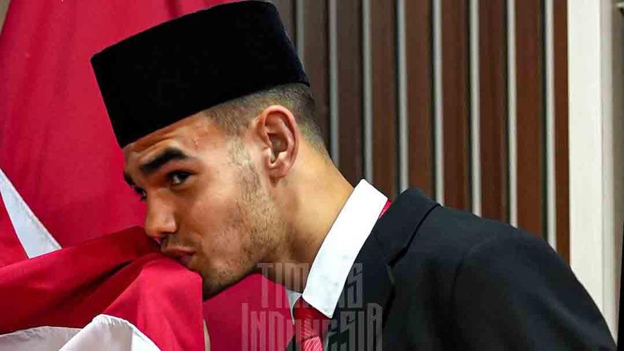 Jens Raven resmi telah diambil sumpah oleh Kepala Kantor Wilayah Kemenkumham DKI Jakarta, R. Andika Dwi Prasetya pada Kamis, 27 Juni 2024 di Aula Kantor Wilayah Kementerian Hukum dan HAM DKI Jakarta. (Instagram @PSSI)
