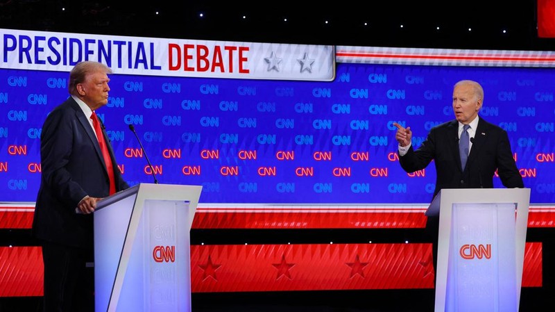 Kandidat Partai Demokrat, Presiden AS Joe Biden, dan kandidat Partai Republik, mantan Presiden AS Donald Trump, menghadiri debat presiden di Atlanta, Georgia, AS, 27 Juni 2024. (REUTERS/Brian Snyder)