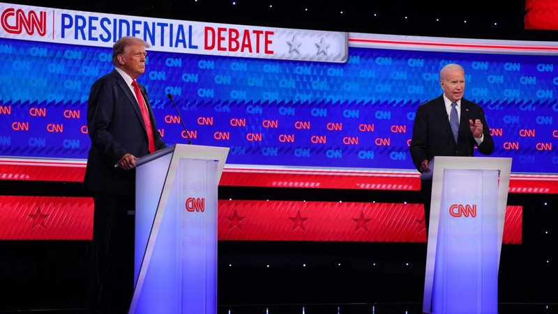 Kandidat Partai Demokrat, Presiden AS Joe Biden, dan kandidat Partai Republik, mantan Presiden AS Donald Trump, menghadiri debat presiden di Atlanta, Georgia, AS, 27 Juni 2024. (REUTERS/Brian Snyder)