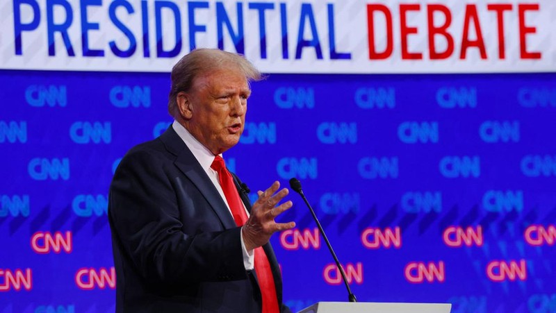 Kandidat Partai Demokrat, Presiden AS Joe Biden, dan kandidat Partai Republik, mantan Presiden AS Donald Trump, menghadiri debat presiden di Atlanta, Georgia, AS, 27 Juni 2024. (REUTERS/Brian Snyder)