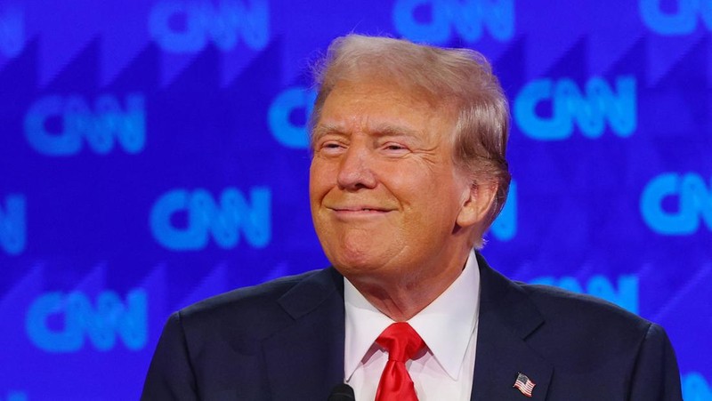 Presiden Joe Biden, di atas panggung di kanan, dan calon presiden dari Partai Republik mantan Presiden Donald Trump, kiri, berpartisipasi dalam debat presiden yang diselenggarakan oleh CNN, Kamis, 27 Juni 2024, di Atlanta. Di paling kanan adalah moderator CNN Dana Bash. (AP Photo/Gerald Herbert)
