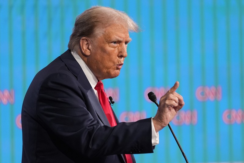 Presiden Joe Biden, di atas panggung di kanan, dan calon presiden dari Partai Republik mantan Presiden Donald Trump, kiri, berpartisipasi dalam debat presiden yang diselenggarakan oleh CNN, Kamis, 27 Juni 2024, di Atlanta. Di paling kanan adalah moderator CNN Dana Bash. Presiden Joe Biden, di atas panggung di kanan, dan calon presiden dari Partai Republik mantan Presiden Donald Trump, kiri, berpartisipasi dalam debat presiden yang diselenggarakan oleh CNN, Kamis, 27 Juni 2024, di Atlanta. Di paling kanan adalah moderator CNN Dana Bash. (AP Photo/Gerald Herbert)