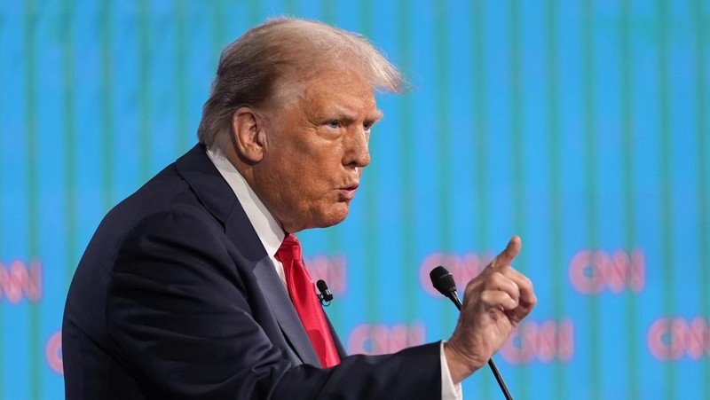 Presiden Joe Biden, di atas panggung di kanan, dan calon presiden dari Partai Republik mantan Presiden Donald Trump, kiri, berpartisipasi dalam debat presiden yang diselenggarakan oleh CNN, Kamis, 27 Juni 2024, di Atlanta. Di paling kanan adalah moderator CNN Dana Bash. (AP Photo/Gerald Herbert)