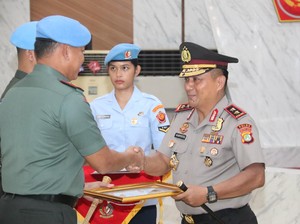 Kapolda Metro Terima Brevet Kehormatan Setia Waspada dari Paspampres