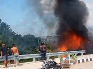 Kebakaran Hanguskan 2 Rumah-5 Unit Motor di Jalan Leimena Makassar