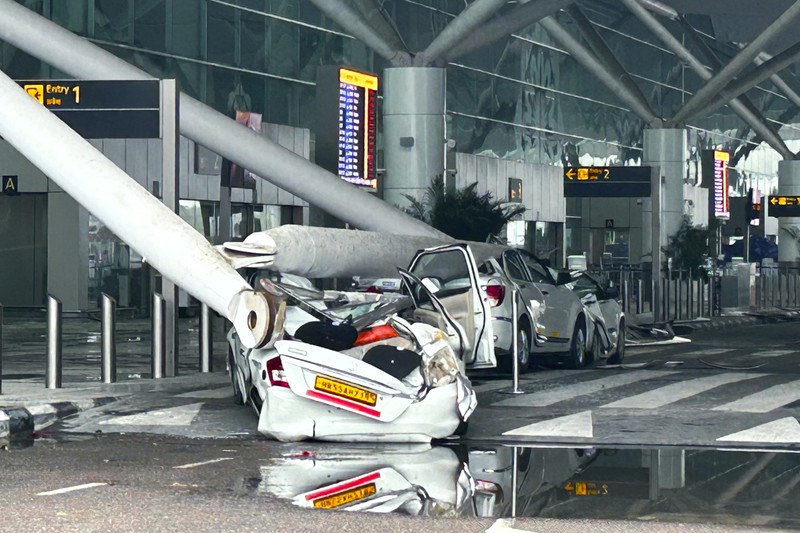 Seorang kru memeriksa kerusakan pada bagian kanopi terminal keberangkatan di Bandara Internasional Indira Gandhi New Delhi yang runtuh akibat hujan lebat sebelum musim hujan di New Delhi, India, Jumat, 28 Juni 2024. (AP Photo)
