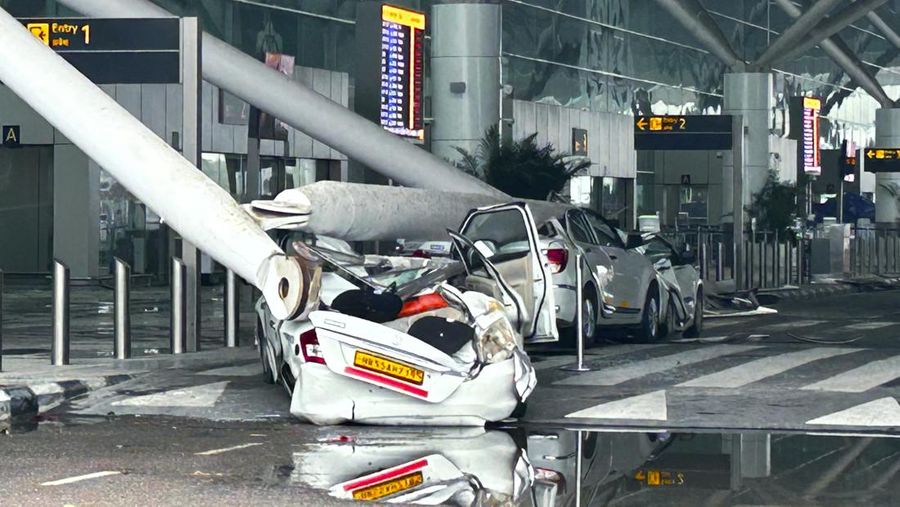 Kendaraan yang diparkir rusak akibat runtuhnya kanopi terminal keberangkatan di Bandara Internasional Indira Gandhi New Delhi menyusul hujan lebat sebelum musim hujan di New Delhi, India, Jumat, 28 Juni 2024. (AP Photo)