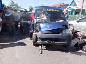 Sopir Pikap Jeneponto Terjepit Usai Tabrak Truk Kontainer, 2 Anak Ikut Luka
