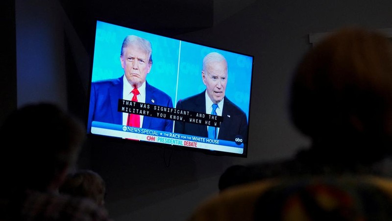 Kandidat Partai Demokrat, Presiden AS Joe Biden, dan kandidat Partai Republik, mantan Presiden AS Donald Trump, menghadiri debat presiden di Atlanta, Georgia, AS, 27 Juni 2024. (REUTERS/Brian Snyder)