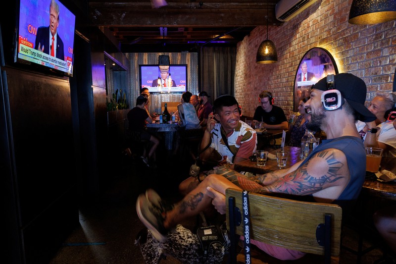 Orang-orang menghadiri pesta debat presiden AS pertama yang diselenggarakan oleh CNN di Atlanta, di Union Pub di Capitol Hill di Washington, AS, 27 Juni 2024. Orang-orang menghadiri pesta debat presiden AS pertama yang diselenggarakan oleh CNN di Atlanta, di Union Pub di Capitol Hill di Washington, AS, 27 Juni 2024. (REUTERS/Nathan Howard)