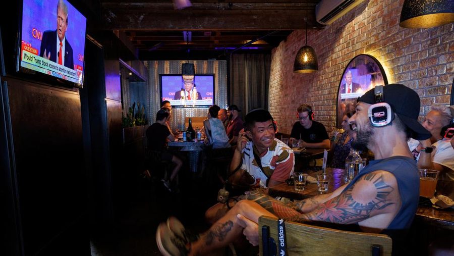 Orang-orang menghadiri pesta debat presiden AS pertama yang diselenggarakan oleh CNN di Atlanta, di Union Pub di Capitol Hill di Washington, AS, 27 Juni 2024. (REUTERS/Nathan Howard)