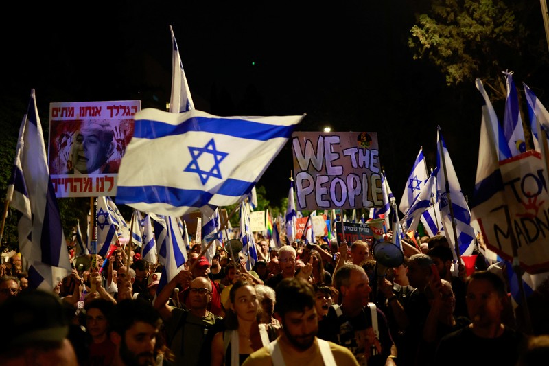 Orang-orang berdemonstrasi ketika kelompok protes Israel melancarkan hari pemogokan dan perlawanan di tengah konflik Israel-Hamas, di Yerusalem 27 Juni 2024. (REUTERS/Ammar Awad)
