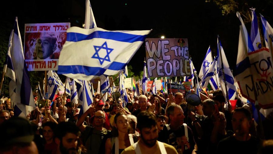Orang-orang berdemonstrasi ketika kelompok protes Israel melancarkan hari pemogokan dan perlawanan di tengah konflik Israel-Hamas, di Yerusalem 27 Juni 2024. (REUTERS/Ammar Awad)
