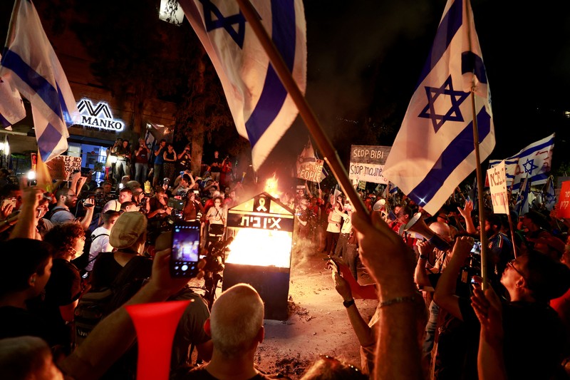 Orang-orang berdemonstrasi ketika kelompok protes Israel melancarkan hari pemogokan dan perlawanan di tengah konflik Israel-Hamas, di Yerusalem 27 Juni 2024. (REUTERS/Ammar Awad)
