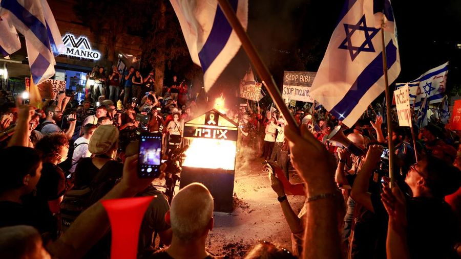 Orang-orang berdemonstrasi ketika kelompok protes Israel melancarkan hari pemogokan dan perlawanan di tengah konflik Israel-Hamas, di Yerusalem 27 Juni 2024. (REUTERS/Ammar Awad)