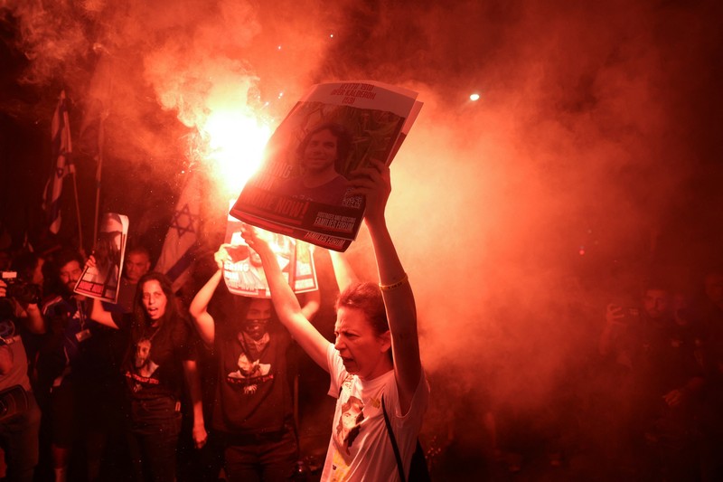 Orang-orang berdemonstrasi ketika kelompok protes Israel melancarkan hari pemogokan dan perlawanan di tengah konflik Israel-Hamas, di Yerusalem 27 Juni 2024. (REUTERS/Ammar Awad)