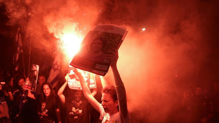 Orang-orang berdemonstrasi ketika kelompok protes Israel melancarkan hari pemogokan dan perlawanan di tengah konflik Israel-Hamas, di Yerusalem 27 Juni 2024. (REUTERS/Ammar Awad)